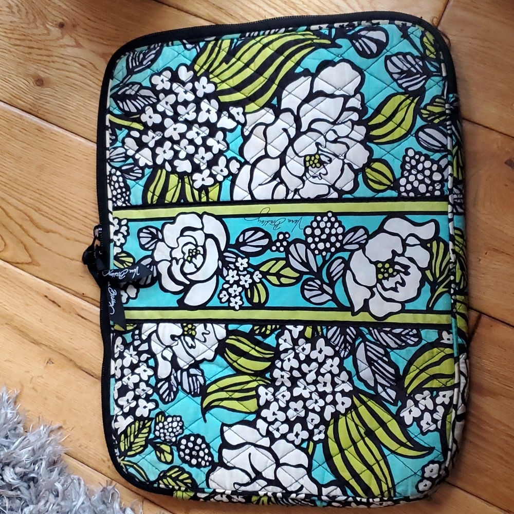 Vera Bradley 11x14 green,aqua,white, blk zipper bag